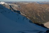 Druhé lanové družstvo v kuloáru pod bivakem Lombardi. V pozadí Passo dello Stelvio.